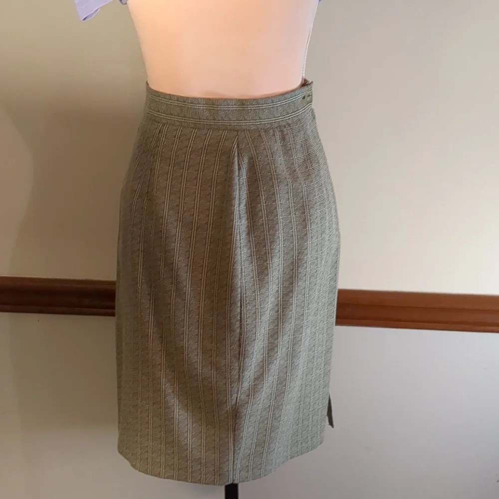 Gray plaid skirt in Women's size 4 - Picture 1 of 8